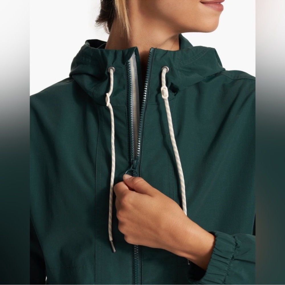 Vuori Women’s Elijo Rain Jacket in Grass - Picture 4 of 11